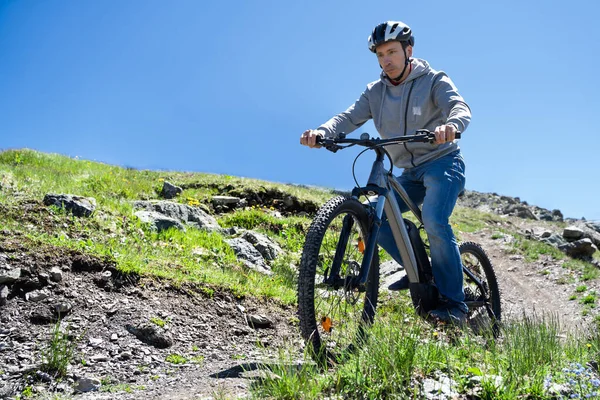 Man Riding Electric Mountain Bike Bike Alps — стокове фото