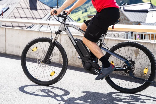 Man Paardrijden Bike Fietsen Stad Elektrische Fiets Zomer — Stockfoto