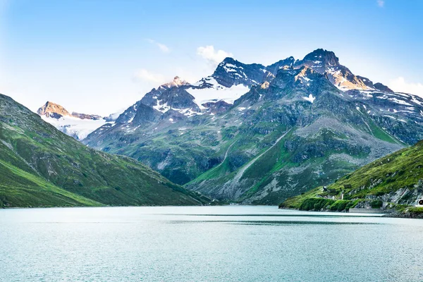 Dağlardaki Vermunt Barajı. Avusturya Alpleri Seyahat Arkaplanı