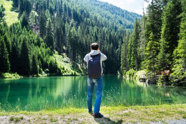 Fotoğrafçı, Dağ Gölü Fotoğrafını Kamerayla Çekiyor
