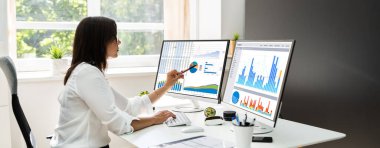 Bilgisayar ekranında KPI Verilerine Bakan Analist Kadınlar