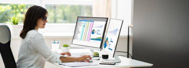 Veri Analisti İşkadını Çoklu Ekranlı Bilgisayar Kullanıyor