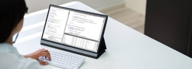 Bilgisayar Tabletli Kadın Kodlayıcı veya Programcı