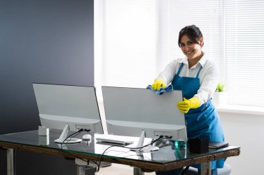 Kadın Temizlik Ofisi Masası ve Bilgisayar Monitörü. Profesyonel Hizmet