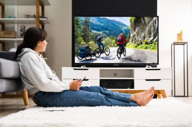Bayan Televizyon İzleme. Koltuk Tutma Tableti Yanındaki Kadın