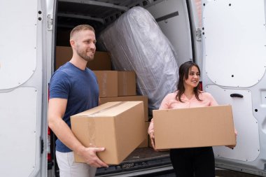 Minibüsten ya da kamyondan birlikte taşınan iki kutu