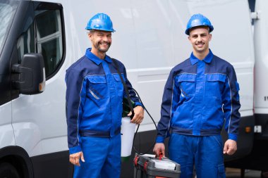 Haşere Kontrol Servisi çalışanları Van Car 'ın yanında.