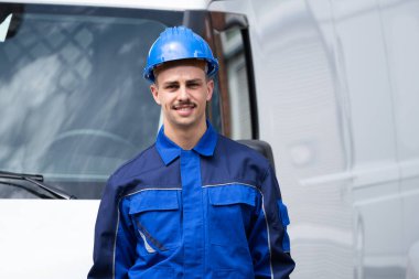 Minibüs Yakınındaki Mutlu Elektrikçi veya Tesisatçı