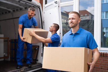 Kamyon Taşıyıcıları Kutuları ve Taşıma Evi Yüklüyor