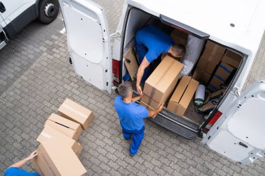Kamyon Teslimatı. Mover Men Taşıma Kutuları