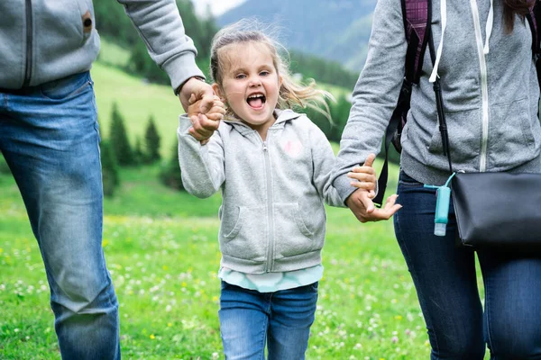 幼い子供と一緒に走る家族カップル ハイキング — ストック写真