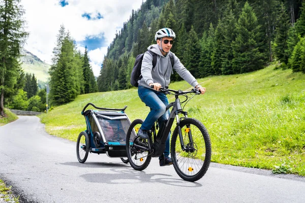 Человек Велосипед Mtb Ребенок Трейлер Обучение — стоковое фото