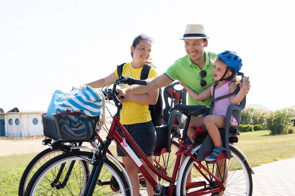 Семейный Велосипед Улице Счастливые Люди Занимающиеся Спортом — стоковое фото