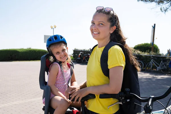 Mère Chevauchant Vélo Dehors Avec Enfant Des Gens Heureux Faisant — Photo