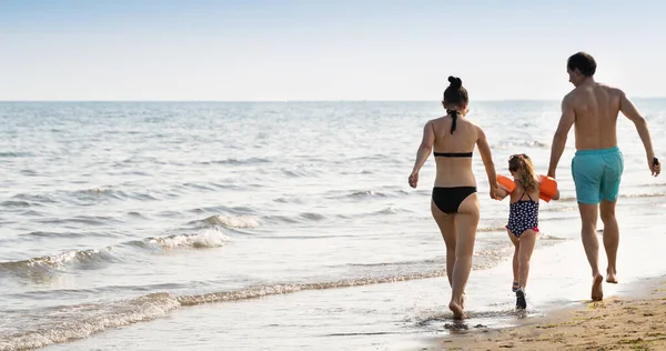 Familie Läuft Strand Mutter Und Vater Mit Kleinem Kind — Stockfoto