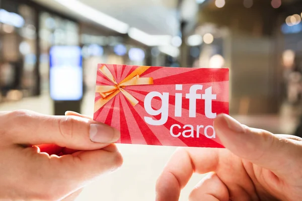 Giving Gift Card Voucher Shopping Mall — Stock Photo, Image