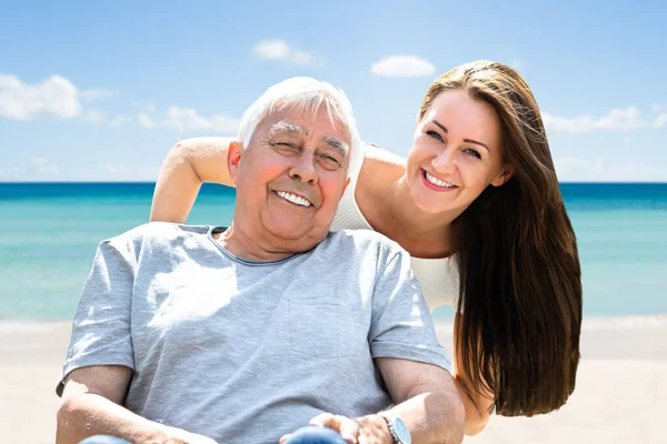 Glücklich Jung Frau Mit Sie Alt Senior Vater Rollstuhl Urlaub — Stockfoto