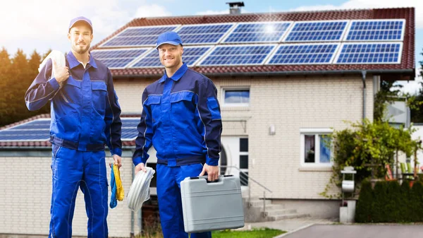 Evin Önünde Gülümseyen Elektrikçi Teknisyenleri Tamir Ediyor — Stok fotoğraf