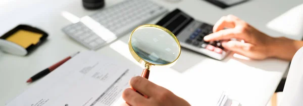 Bedrägeriutredning Med Förstoringsglas Granskning Företagsbeskattning — Stockfoto