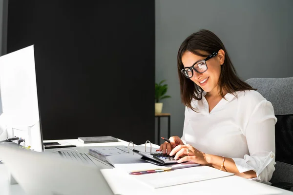 Bokföring Bokhållare Kontorskvinna Bankrådgivare Och Revisor — Stockfoto