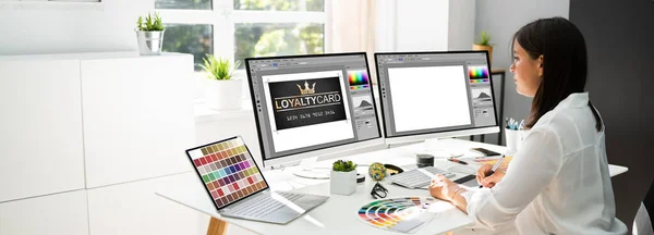 Çoklu Bilgisayar Ekranları Üzerinde Çalışan Grafik Tasarımcı Sanatçısı — Stok fotoğraf