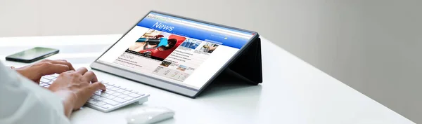 Gazete Tablet Bilgisayar Okunuyor Haber Hizmetleri — Stok fotoğraf