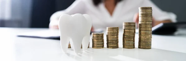 Стоматологическое Страхование Стоимость Стоматолога Экономия Денег Имплантате — стоковое фото