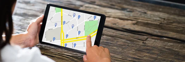 Usando Mapa Gps Tableta Digital Para Viajar — Foto de Stock