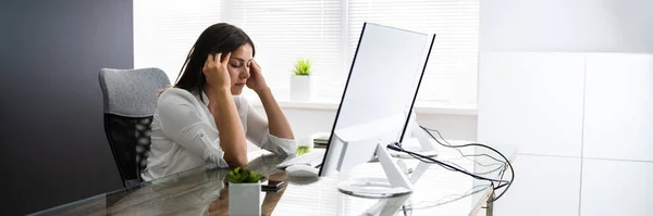 Stres Práci Unavený Mladý Kancelářský Pracovník — Stock fotografie