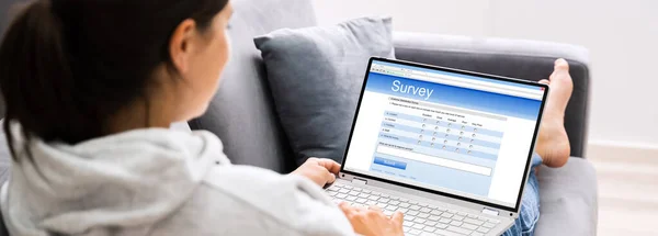 Wypełnianie Formularza Ankiety Online Ocena Opinii Zwrotnej Dla Dorosłych — Zdjęcie stockowe