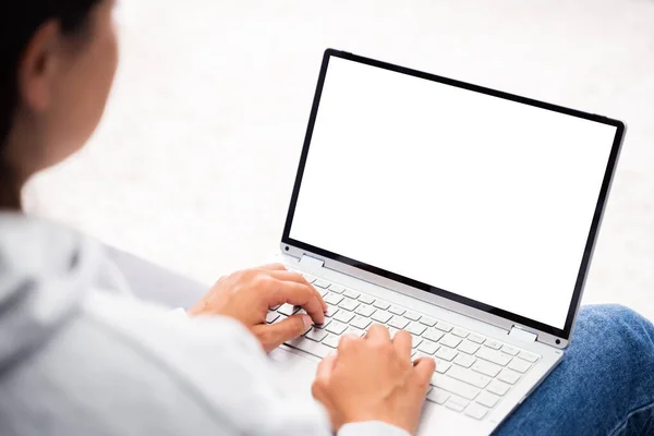 Vrouw Thuis Kamer Met Lege Laptop Computer — Stockfoto