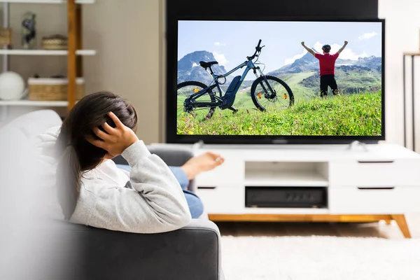 Mulheres Assistindo Casa Filme Televisão — Fotografia de Stock