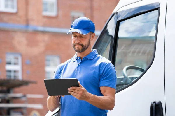 Homem Entrega Perto Caminhão Van Usando Tablet — Fotografia de Stock