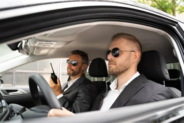 Guardia Sicurezza Occhiali Sole Dentro Auto Parlando Walkie Talkie — Foto Stock