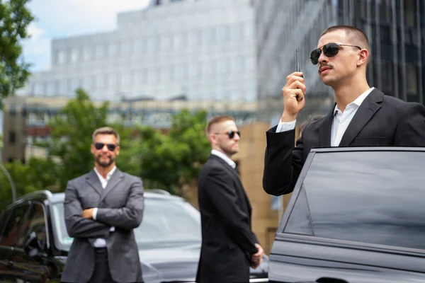 Serviço Guarda Segurança Empresarial Trabalho Perto Carro Luxo — Fotografia de Stock