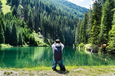Fotoğrafçı, Dağ Gölü Fotoğrafını Kamerayla Çekiyor