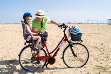Baba ve Kızı Sahilde Bisikletle