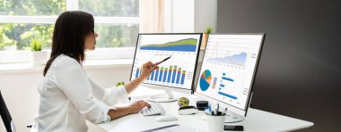 Bilgisayar ekranında KPI Verilerine Bakan Analist Kadınlar