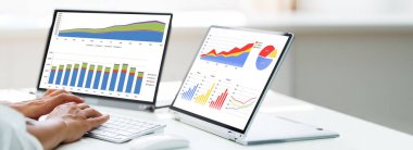 Bilgisayar ekranında KPI Verilerine Bakan Analist Kadınlar