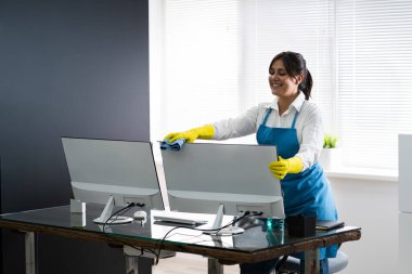 Kadın Temizlik Ofisi Masası ve Bilgisayar Monitörü. Profesyonel Hizmet
