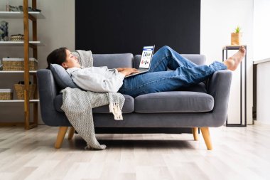 Kanepede ya da koltukta bilgisayar kullanan kadınlar