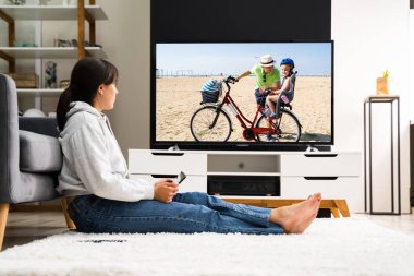 Bayan Televizyon İzleme. Koltuk Tutma Tableti Yanındaki Kadın