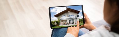 Tablet Bilgisayarda Çevrimiçi Gayrimenkul Ev Araması