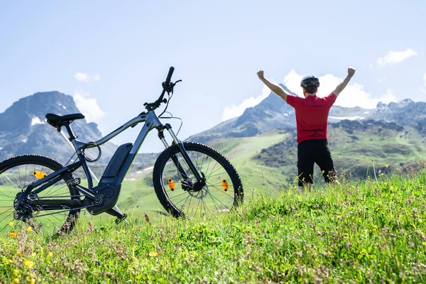Велосипед Горный Австрии Взволнованный Человек Электровелосипедом — стоковое фото