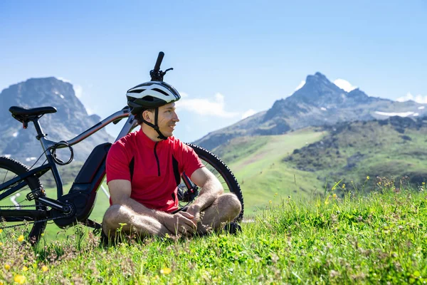 オーストリアのEバイク自転車 マウンテンバイクとヘルメットの男 — ストック写真