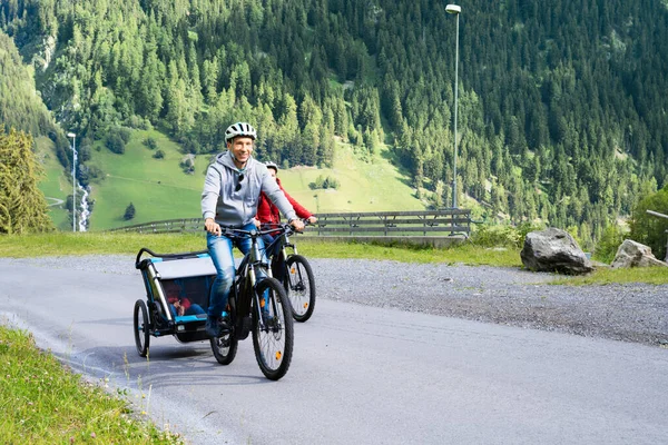 Rodzina Rowerem Elektrycznym Mtb Kid Trailer Training — Zdjęcie stockowe