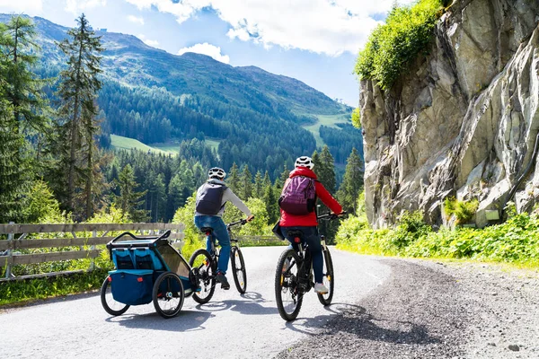 Familia Con Bike Mtb Kid Trailer Training —  Fotos de Stock