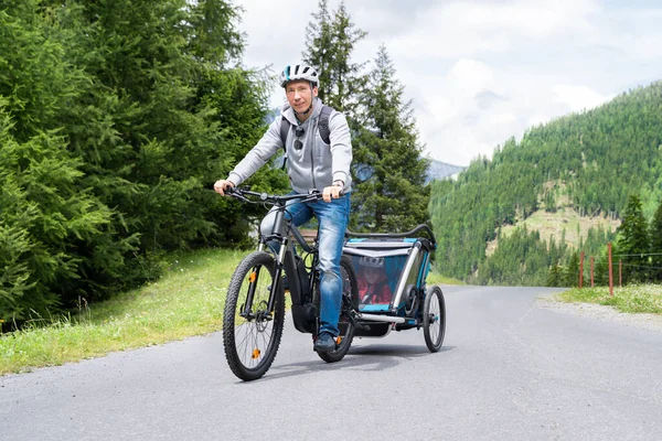 Человек Велосипед Mtb Ребенок Трейлер Обучение — стоковое фото