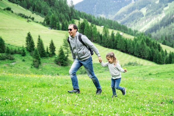 Padre Giocare Con Bambino Ragazza Montagne Austria Viaggio — Foto Stock