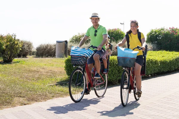 Familjen Cykla Utanför Glada Människor Som Idrottar — Stockfoto